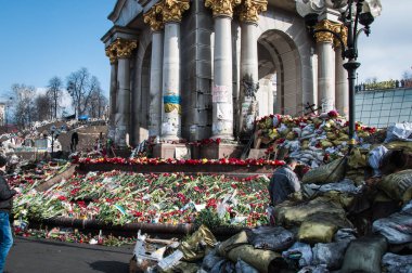 Kyiv, Ukrayna - 24 Şubat 2014: Meydan 2014 devrim gösterisi Euromaidan, Kyiv. Ukrayna 'nın özgürlük barikatı. Hükümetin muhalefeti. Ayaklanma, savaş ve kriz. Grushevskogo sokağı.