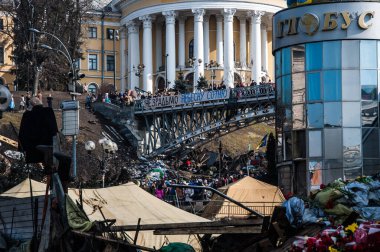 Kyiv, Ukrayna - 24 Şubat 2014: Meydan 2014 devrim gösterisi Euromaidan, Kyiv. Ukrayna 'nın özgürlük barikatı. Hükümetin muhalefeti. Ayaklanma savaş krizi. Meydan Nezalezhnosti Meydanı.