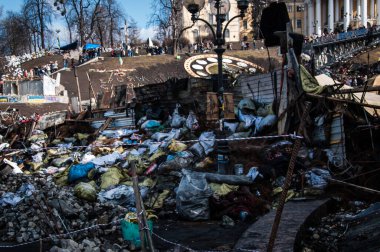 Kyiv, Ukrayna - 24 Şubat 2014: Meydan 2014 devrim gösterisi Euromaidan, Kyiv. Ukrayna 'nın özgürlük barikatı. Hükümetin muhalefeti. Ayaklanma, savaş ve kriz. Diktatörlük.
