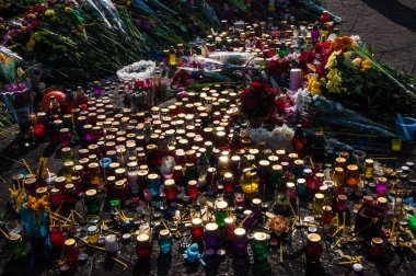 Meydan 2014 devrim gösterisi Euromaidan Kyiv 'de. Ukrayna 'nın özgürlük barikatı. Hükümetin muhalefeti. Ayaklanma, savaş ve kriz. Onur adına..