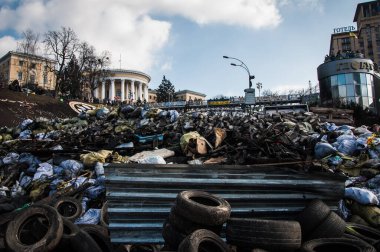 Kyiv, Ukrayna - 24 Şubat 2014: Meydan 2014 devrim gösterisi Euromaidan, Kyiv. Ukrayna 'nın özgürlük barikatı. Hükümetin muhalefeti. Ayaklanma, savaş ve kriz. Hruşevskoho Caddesi..