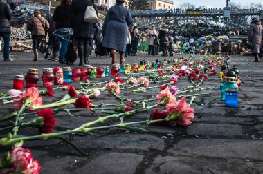 Kyiv, Ukrayna - 24 Şubat 2014: Meydan 2014 devrim gösterisi Euromaidan, Kyiv. Ukrayna 'nın özgürlük barikatı. Hükümetin muhalefeti. Ayaklanma, savaş ve kriz. Onur Devrimi.