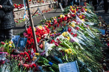 Kyiv, Ukrayna - 24 Şubat 2014: Meydan 2014 devrim gösterisi Euromaidan, Kyiv. Ukrayna 'nın özgürlük barikatı. Hükümetin muhalefeti. Ayaklanma, savaş ve kriz. Anma çiçekleri.