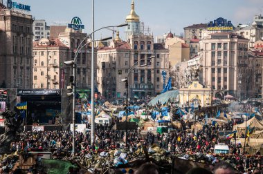 Kyiv, Ukrayna - 24 Şubat 2014: Meydan 2014 devrim gösterisi Euromaidan, Kyiv. Ukrayna 'nın özgürlük barikatı. Hükümetin muhalefeti. Ayaklanma, savaş ve kriz. Kalabalık insanlar..