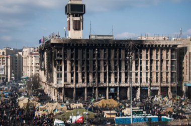 Kyiv, Ukrayna - 24 Şubat 2014: Meydan 2014 devrim gösterisi Euromaidan, Kyiv. Ukrayna 'nın özgürlük barikatı. Hükümetin muhalefeti. Ayaklanma, savaş ve kriz. Çatışma Bölgesi.