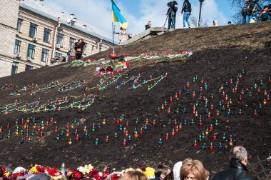 Kyiv, Ukrayna - 24 Şubat 2014: Meydan 2014 devrim gösterisi Euromaidan, Kyiv. Ukrayna 'nın özgürlük barikatı. Hükümetin muhalefeti. Ayaklanma, savaş ve kriz. Ukrayna sembolleri.