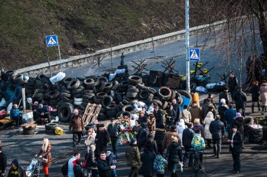 Kyiv, Ukrayna - 24 Şubat 2014: Meydan 2014 devrim gösterisi Euromaidan, Kyiv. Ukrayna 'nın özgürlük barikatı. Hükümetin muhalefeti. Ayaklanma, savaş ve kriz. Euromaidan protestocuları.