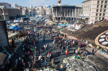 Kyiv, Ukrayna - 24 Şubat 2014: Meydan 2014 devrim gösterisi Euromaidan, Kyiv. Ukrayna 'nın özgürlük barikatı. Hükümetin muhalefeti. Ayaklanma, savaş ve kriz. Saygınlık Devrimi.