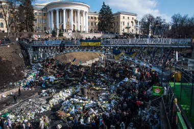 Kyiv, Ukrayna - 24 Şubat 2014: Meydan 2014 devrim gösterisi Euromaidan, Kyiv. Ukrayna 'nın özgürlük barikatı. Hükümetin muhalefeti. Ayaklanma, savaş ve kriz. Molotof kokteyli.