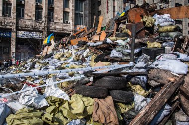 Kyiv, Ukrayna - 24 Şubat 2014: Meydan 2014 devrim gösterisi Euromaidan, Kyiv. Ukrayna 'nın özgürlük barikatı. Hükümetin muhalefeti. Ayaklanma, savaş ve kriz. Cumhurbaşkanlığından istifa.