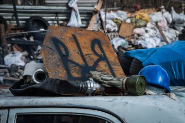 Meydan 2014 devrim gösterisi Euromaidan Kyiv 'de. Ukrayna 'nın özgürlük barikatı. Hükümetin muhalefeti. Ayaklanma, savaş ve kriz. Kollar paltosu.