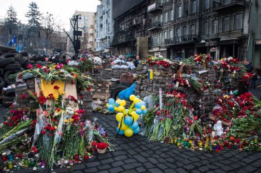 Kyiv, Ukrayna - 24 Şubat 2014: Meydan 2014 devrim gösterisi Euromaidan, Kyiv. Ukrayna 'nın özgürlük barikatı. Hükümetin muhalefeti. Ayaklanma, savaş ve kriz. Hrushevskoho Caddesi.
