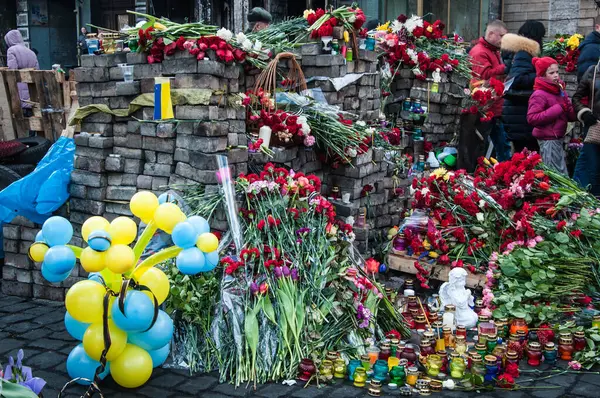 Kyiv, Ukrayna - 24 Şubat 2014: Meydan 2014 devrim gösterisi Euromaidan, Kyiv. Ukrayna 'nın özgürlük barikatı. Hükümetin muhalefeti. Ayaklanma, savaş ve kriz. Hafıza Günü.