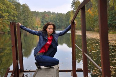 Gölde sonbahar tarzı genç bir kız. Kız ve göl göleti. Parkta sonbahar kızı. Sonbahar sezonunda Central Park 'ta. Sonbahar kadını parkta. Sonbahar kadını dışarıda. Sonbahar doğasındaki kadın..