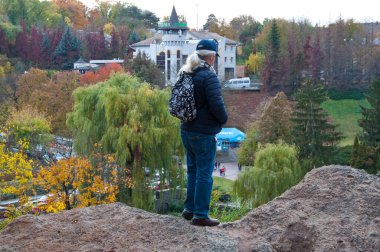 Rocky Hill 'de sonbahar tarzında yaşlı bir adam. Son sınıf ve sonbahar parkında. Sonbahar sezonunda Central Park 'ta. Park 'taki son sınıf öğrencisi. Sonbahar açık havada. Sonbahar doğasında emeklilik. Şehir görünümü.
