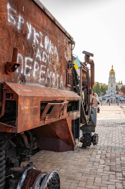 Kyiv 'in bakış açısı. 2024 Ukrayna Bağımsızlık Günü için Ukrayna 'nın başkenti Kyiv' de askeri teçhizat sergisini yok etti. Kyiv 'deki Mykhailivska Meydanı' nda imha edilen Rus ekipmanı.