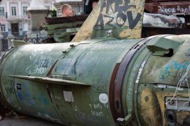 Kyiv, Ukrayna - 25 Ağustos 2024: Rus füzesi. Yok edilen Rus Point U füzesinin bir parçası. Savaş sırasında Rusya 'nın tahrip edilmiş askeri aracının sergisi. Ağır silah..