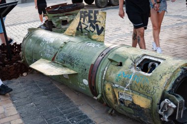 Kyiv, Ukrayna - 25 Ağustos 2024: Rus füzesi. Yok edilen Rus Point U füzesinin bir parçası. Savaş sırasında Rusya 'nın tahrip edilmiş askeri aracının sergisi. Savaş Silahları.