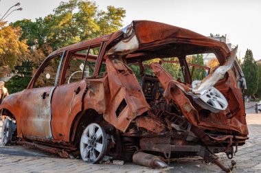 2024 Ukrayna Bağımsızlık Günü için Ukrayna 'nın başkenti Kyiv' de askeri teçhizat sergisini yok etti. Kyiv 'deki Mykhailivska Meydanı' nda imha edilmiş Rus ekipmanı. Yanmış araba, yan görüş.