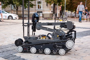 Kyiv, Ukrayna - 25 Ağustos 2024: Uzaktan mayın temizleme robotu. İnsansız askeri robot. Ukrayna 'nın silahlı kuvvetleri. Ordu savunması. Askeri teçhizat sergisi.