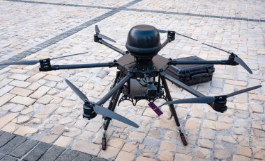 Kyiv, Ukrayna - 25 Ağustos 2024: Askeri insansız helikopter insansız hava aracı. Savaş ordusu için askeri teçhizat. Uzaktan kumandalı hava aracı askeri teçhizatı. Ulusal Polis.