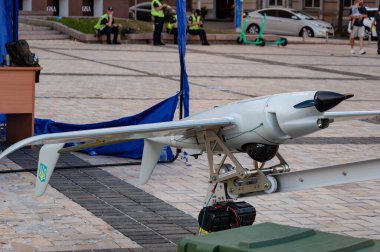 Kyiv, Ukrayna - 25 Ağustos 2024: İnsansız pilot köpekbalığı. Raybird 3. Skyeton. Askeri insansız hava aracı var. Savaş için askeri teçhizat. Uzaktan kumandalı hava aracı askeri donanımı.