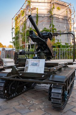 Kyiv, Ukrayna - 25 Ağustos 2024: Volia-E Çok Fonksiyonlu Radyo Kontrollü Robot Platformu Projesi. İnsansız askeri robot. Ukrayna 'nın silahlı kuvvetleri. Ordu savunması. Dışarıdaki askeri teçhizat.