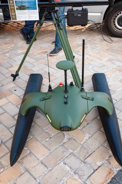 Kyiv, Ukrayna - 25 Ağustos 2024: LUF CRV. Deniz İHA 'sı SONOBOT 5. Askeri robot suyu insansız hava aracı. Donanma İHA 'sı askeri donanım fuarında.