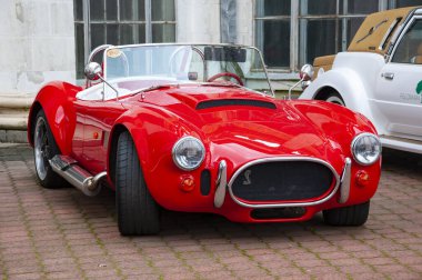 Kyiv, Ukrayna - 29 Kasım 2022: Ford Shelby Cobra üstü açılabilir araba Ukrayna 'nın başkenti Kyiv' de sergileniyor..