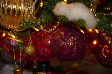 Noel ağacı süslemesi. Mutlu noeller. Mutlu Geceler. Xmas bayramı kutlaması. Yeni yıl arifesi. Aralık tatili ve ev dekorasyonu. Evde Noel ağacı süslenmiş. Burgundy.