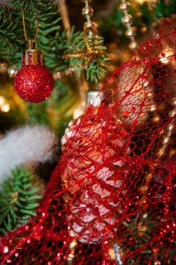 Xmas bayramı kutlaması. Noel arifesinde yılbaşı ağacı. Noel ağacı süslemesi. Noel Baba. Noel Ağacındaki Toplar. - Mutlu yıllar. Mutlu noeller. Evde Noel süsleri var. Noel. Xmas ruhu.