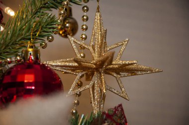 Xmas bayramı kutlaması. Noel arifesinde yılbaşı ağacı. Noel ağacı süslemesi. Noel Baba. Noel Ağacındaki Toplar. - Mutlu yıllar. Mutlu noeller. Evde Noel süsleri var. Xmas yemeği.