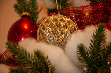 Yeni yıl kutlaması için dekorasyon. Noel ağacı Noel şenliği süsüsüyle süslenmiş. Noel arifesinde yılbaşı ağacı. Kışın Aralık tatili. Xmas indirimi ve indirimi. Tatil neşesi.