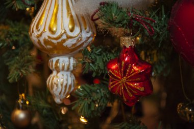 Noel ağacı süslemesi. Yeni yıl kutlaması için dekorasyon. - Mutlu yıllar. Noel ağacı arka planı. Odadaki köknar ağacının yanında güzel bir Noel hediyesi. Şenlikli Noel sahnesi. Noel Baba.