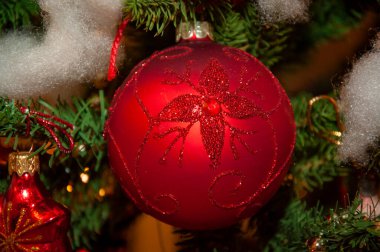 Xmas bayramı kutlaması. Noel arifesinde yılbaşı ağacı. Noel ağacı süslemesi. Noel Baba. Noel Ağacındaki Toplar. - Mutlu yıllar. Mutlu noeller. Evde Noel süsleri var. Noel. Noel Baba.