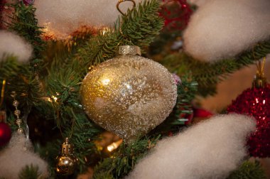 Noel ağacı süslemesi. Yeni yıl kutlaması için dekorasyon. - Mutlu yıllar. Noel ağacı arka planı. Noel hediyesi odada köknar ağacının yanında. Şenlikli Noel sahnesi. Çorap doldurucu.
