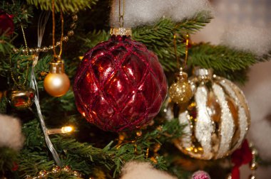 Noel ağacı arka planı. Yeni Yıl Afişi Kompozisyonu. Noel Ağacındaki Toplar. Yeni yıl. Şenlikli Noel Dekorasyonu. Noel 'in içinde. Sihirli Parlayan Ağaç. Şömine ve Hediyeler. Çorap doldurucu.