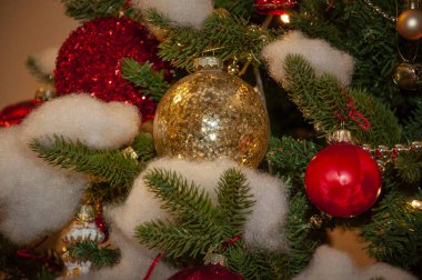 Noel ağacı süslemesi. Yeni yıl kutlaması için dekorasyon. - Mutlu yıllar. Noel ağacı arka planı. Odadaki köknar ağacının yanında güzel bir Noel hediyesi. Şenlikli Noel sahnesi. Karlı gece.