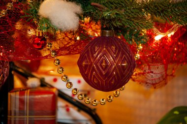 Mutlu noeller. Noel ağacı Noel şenliği süsüsüyle süslenmiş. Noel alışverişi. Yeni yıl kompozisyonu. Yeni yıl kutlaması için dekorasyon. Promosyon satışı. Kış harikalar diyarı.