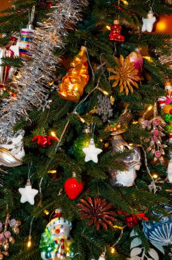 Evdeki Noel süsleri. Noel. Xmas bayramı kutlaması. Noel arifesinde yılbaşı ağacı. Noel ağacı süslemesi. Noel Baba. Noel Ağacındaki Toplar. - Mutlu yıllar. Mutlu Noeller..