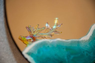 Ayna yansıması. Kışın Aralık tatili. Ev Noel süsü. Yeni yıl kutlaması için dekorasyon. Noel süslemeli Noel evi. Mutlu 2025 seneleri. Noel arifesi.