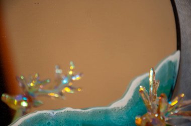 Ev Noel süsü. Yeni yıl kutlaması için dekorasyon. Noel süslemeli Noel evi. Mutlu 2025 seneleri. Noel arifesi. Kışın Aralık tatili. Seçici odak.