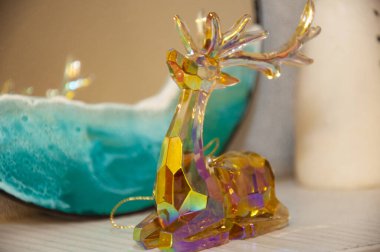 Kristal geyik. Yeni yıl kutlaması için dekorasyon. Noel süslemeli Noel evi. Mutlu 2025 seneleri. Noel arifesi. Kışın Aralık tatili. Ev Noel süslemesi.