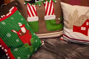 Noel arifesi. Kışın Aralık tatili. Ev Noel süsü. Yeni yıl tatili için ev yastığı süslemesi. Noel yastığı ve el yapımı Noel süsü. Mutlu 2025 seneleri. Kakao.