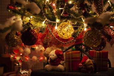 Ev Noel süsü. Yeni yıl kutlaması için dekorasyon. Noel süslemeli Noel evi. Mutlu 2025 seneleri. Noel ağacı. Kışın Aralık tatili. Burada..