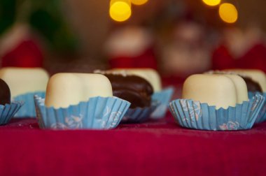 Lüks çikolatalı trüf. Çikolatalı pralin. Bonbon yer mantarı. Lüks el yapımı bonbon. Çikolatalı şeker. Ev yapımı çikolatalı şeker. Lezzetli Sevgililer Günü. Sevgililer Günü şekeri. Çürük ısırık.