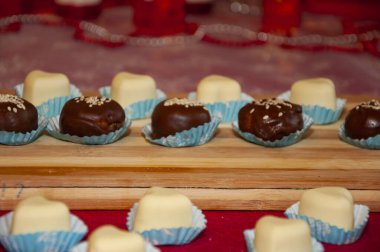 Bonbon yer mantarı. Lüks el yapımı bonbon. Çikolatalı şeker. Ev yapımı çikolata tatlısı. Lezzetli Sevgililer Günü. Sevgililer Günü şekeri. Lüks çikolatalı trüf. Çikolatalı pralin. Şekerleme üretimi.