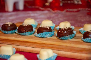 Sevgililer Günü şekeri. Lüks yer mantarı. Çikolatalı pralin. Bonbon yer mantarı. Lüks el yapımı bonbon. Çikolatalı şeker. Ev yapımı çikolatalı şeker. Lezzetli Sevgililer Günü. Dünya Çikolata Günü.