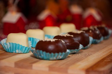 Lüks çikolatalı trüf. Çikolatalı pralin. Bonbon yer mantarı. Lüks el yapımı bonbon. Çikolatalı şeker. Ev yapımı çikolatalı şeker. Lezzetli Sevgililer Günü. Sevgililer Günü şekeri. Şeker düşkünlüğü.