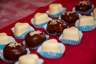 Çikolatalı şeker. Ev yapımı çikolatalı şeker. Lezzetli Sevgililer Günü. Sevgililer Günü şekeri. Lüks çikolatalı trüf. Çikolatalı pralin. Bonbon yer mantarı. Lüks el yapımı bonbon. Minik hoşgörü.